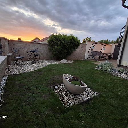 Apartman Mikulov Exteriör bild
